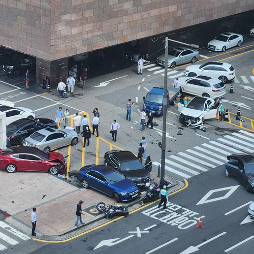 12일 오후 현대백화점 무역센터점 지하주차장에서 발생한 차량 사고 현장.   연합뉴스
